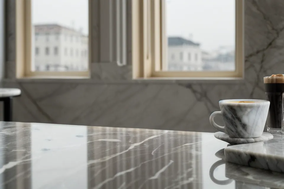Terrasse de café en été avec un thé glacé, décor d'un premier rendez-vous après un match sur une appli de rencontre